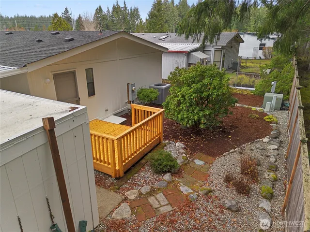 a view of a house with backyard and trees