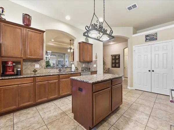 $445,000 | 5524 Plata Lane, Benbrook, TX 76126