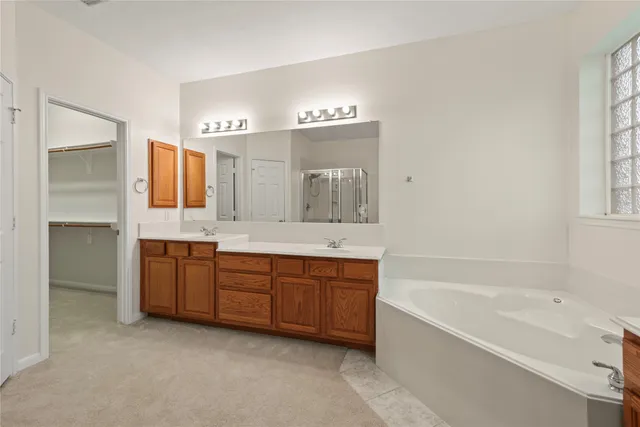 en empty room with windows and ceiling fan