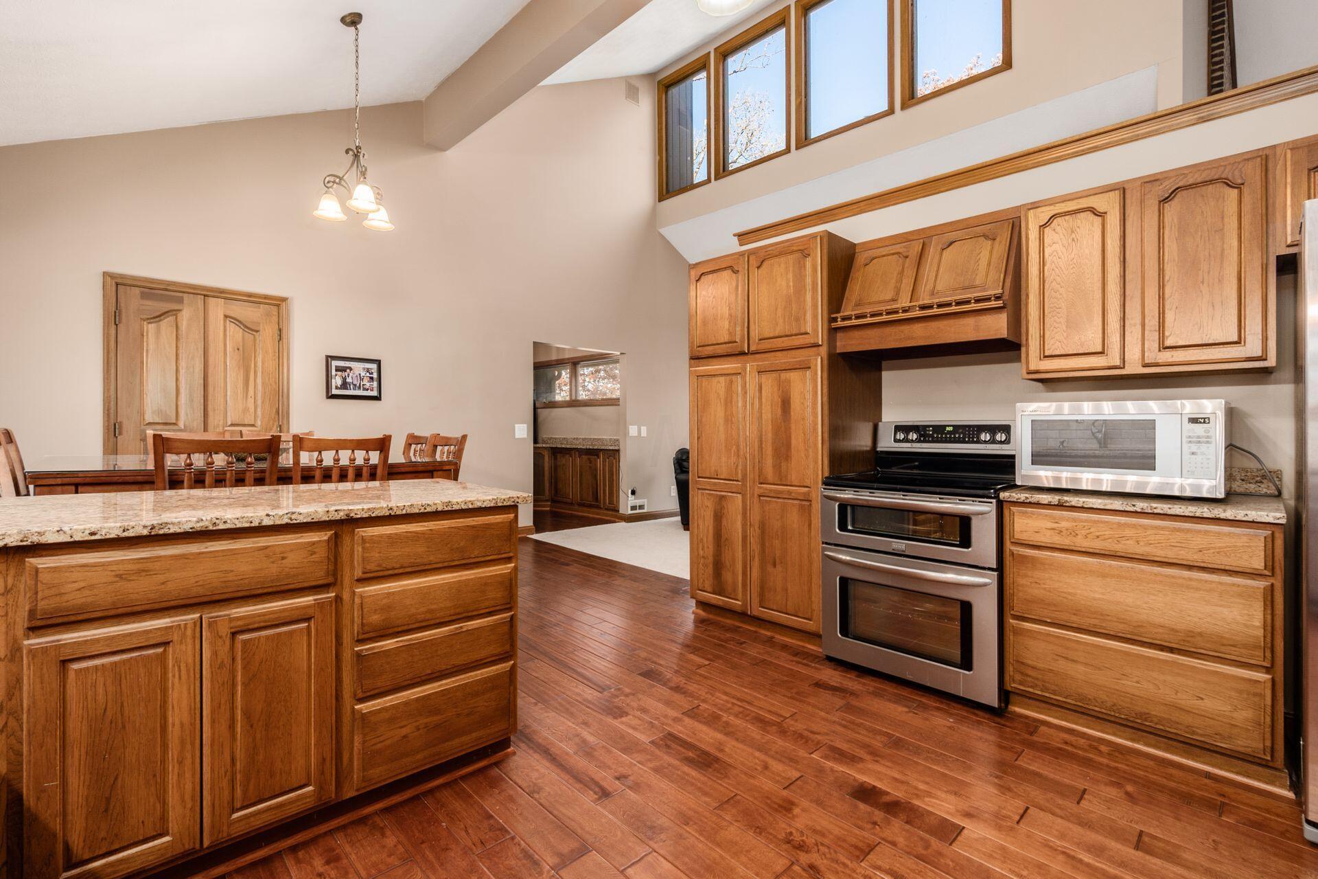 9083 Taylor Road Orient, OH 43146 - Photo 37 of 93 Kitchen w/eating area