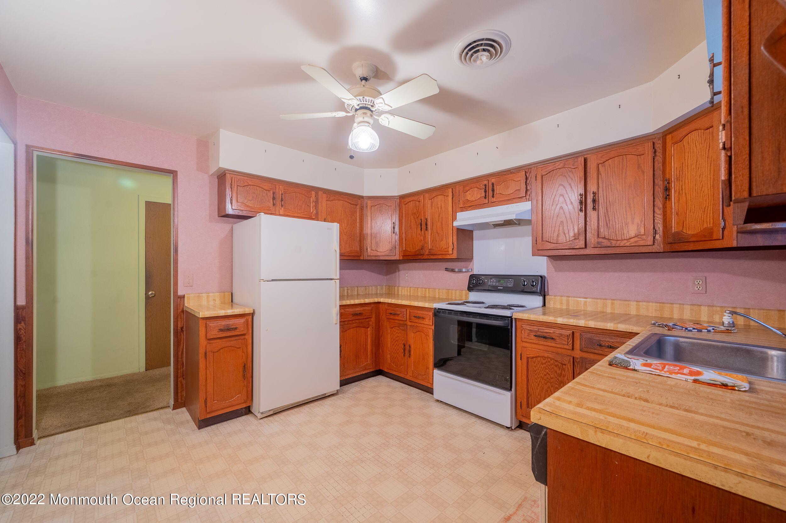 39 B Sunset Road Whiting, NJ 08759 - Photo 8 of 16 kitchen