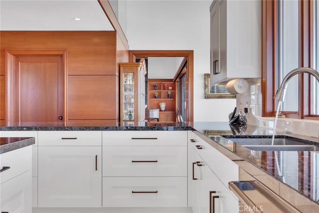 15 Caballeros Road Rolling Hills, CA 90274 - Photo 14 of 70 a bathroom with a sink and a mirror