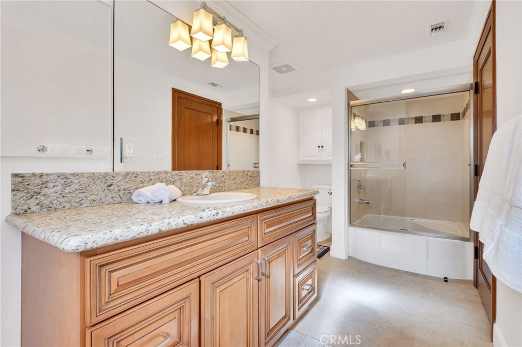 15 Caballeros Road Rolling Hills, CA 90274 - Photo 45 of 70 a bathroom with a sink a vanity and a bathtub