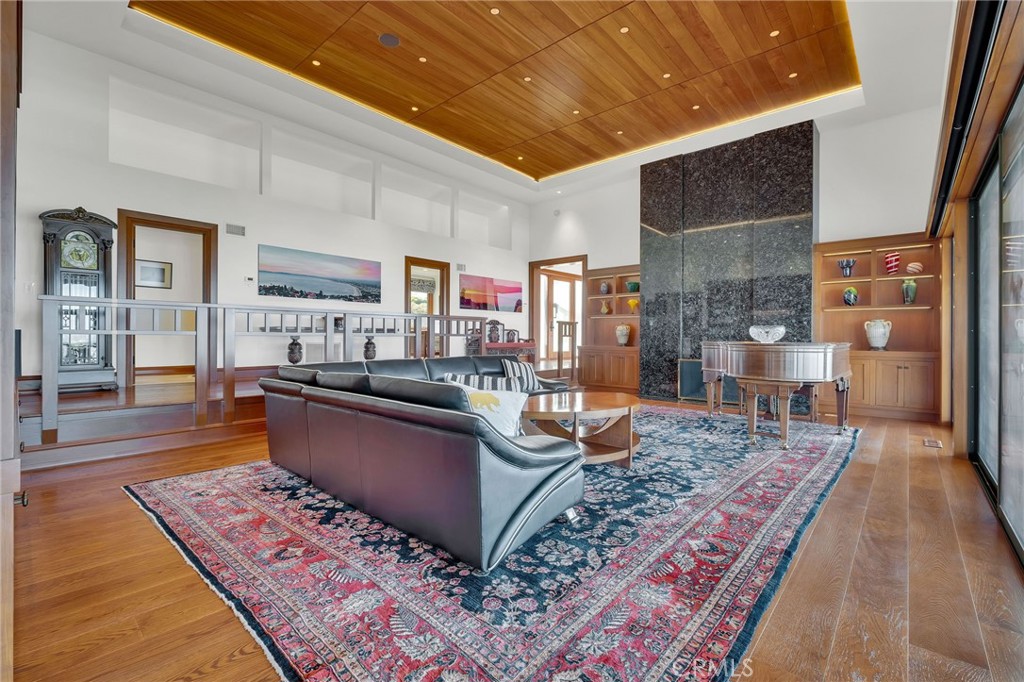 15 Caballeros Road Rolling Hills, CA 90274 - Photo 8 of 70 a living room with furniture and a rug