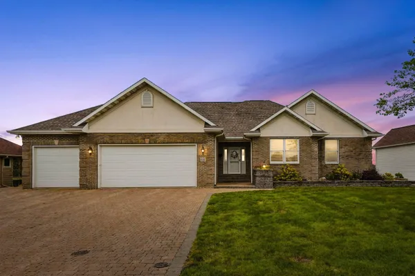 $575,000 | 152 Eagle Ridge Drive, Waverly, IA 50677