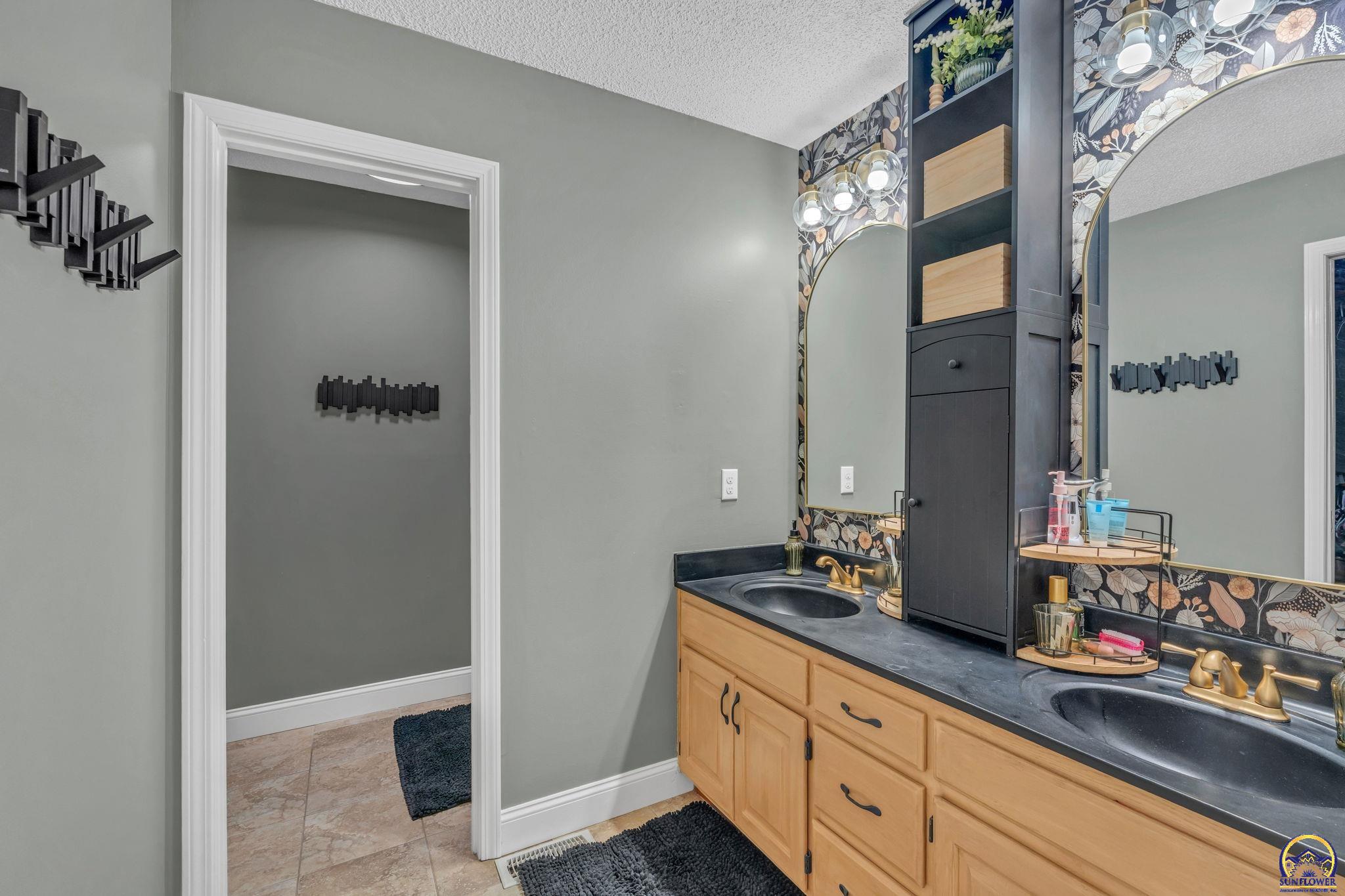 3740 Southwest Kings Forest Road Topeka, KS 66610 - Photo 16 of 29