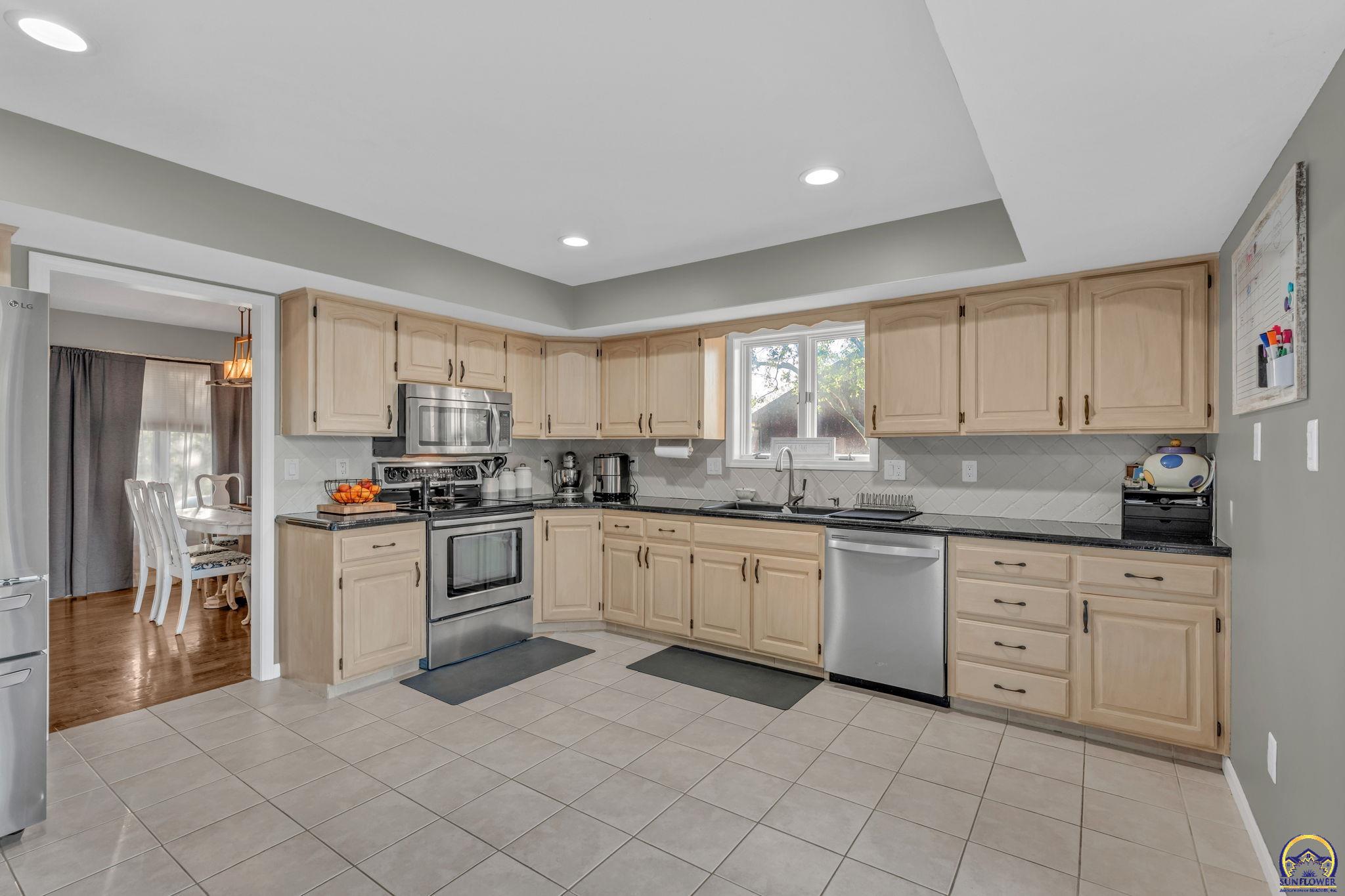 3740 Southwest Kings Forest Road Topeka, KS 66610 - Photo 7 of 29