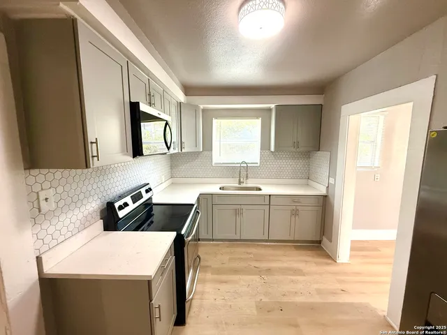 $1,399 | 1834 Center Street, San Antonio, TX 78202