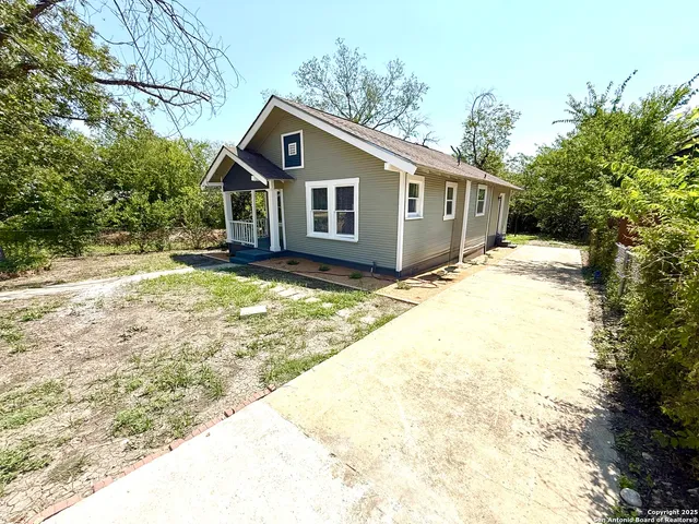 $1,399 | 1834 Center Street, San Antonio, TX 78202