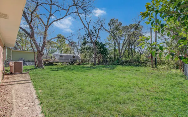 a view of a backyard