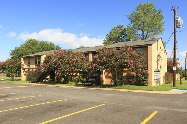 $696 | 324 Webb Street, Smithville, TX 78957