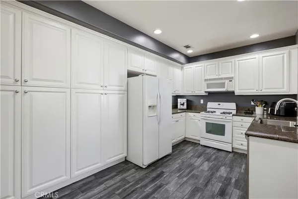 $630,000 | 19354 Laroda Lane, Unit 165, Saugus, CA 91350