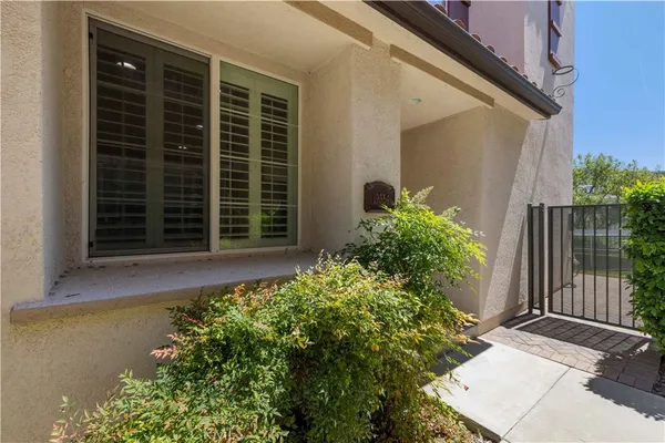 $630,000 | 19354 Laroda Lane, Unit 165, Saugus, CA 91350