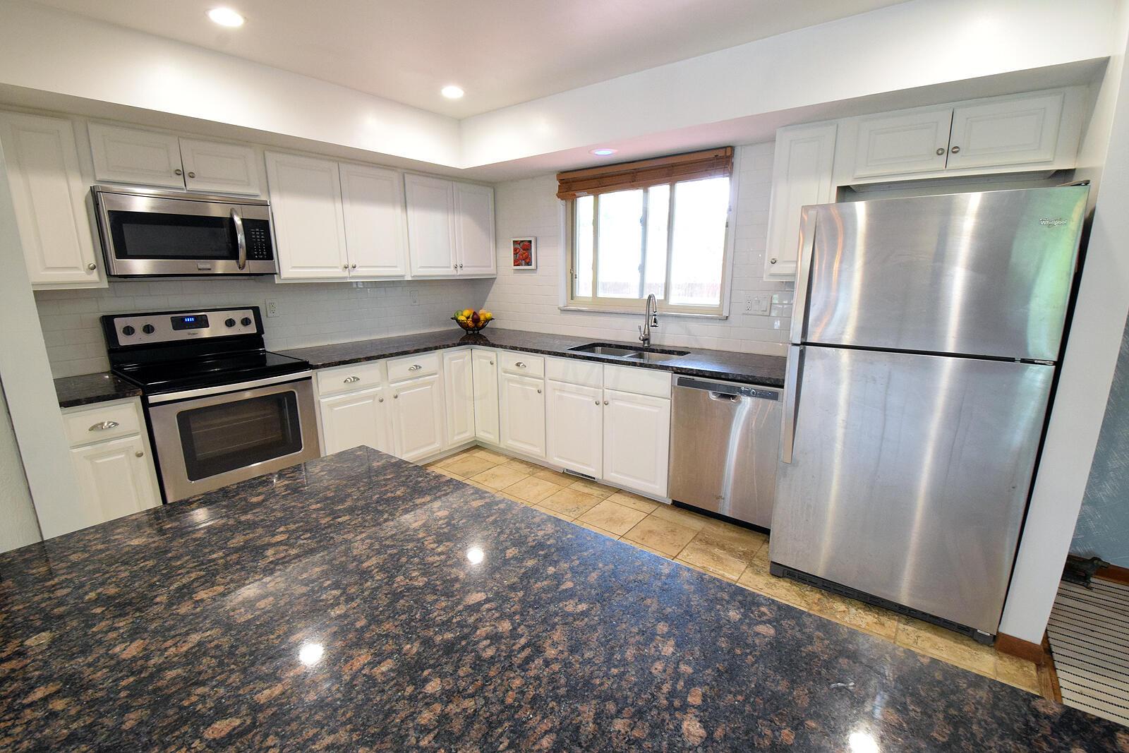4482 Sandy Lane Road Columbus, OH 43224 - Photo 15 of 47 16 Kitchen