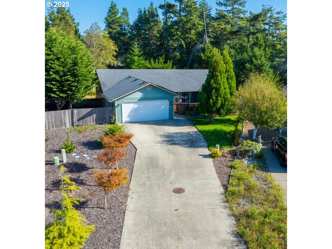 a view of a back yard
