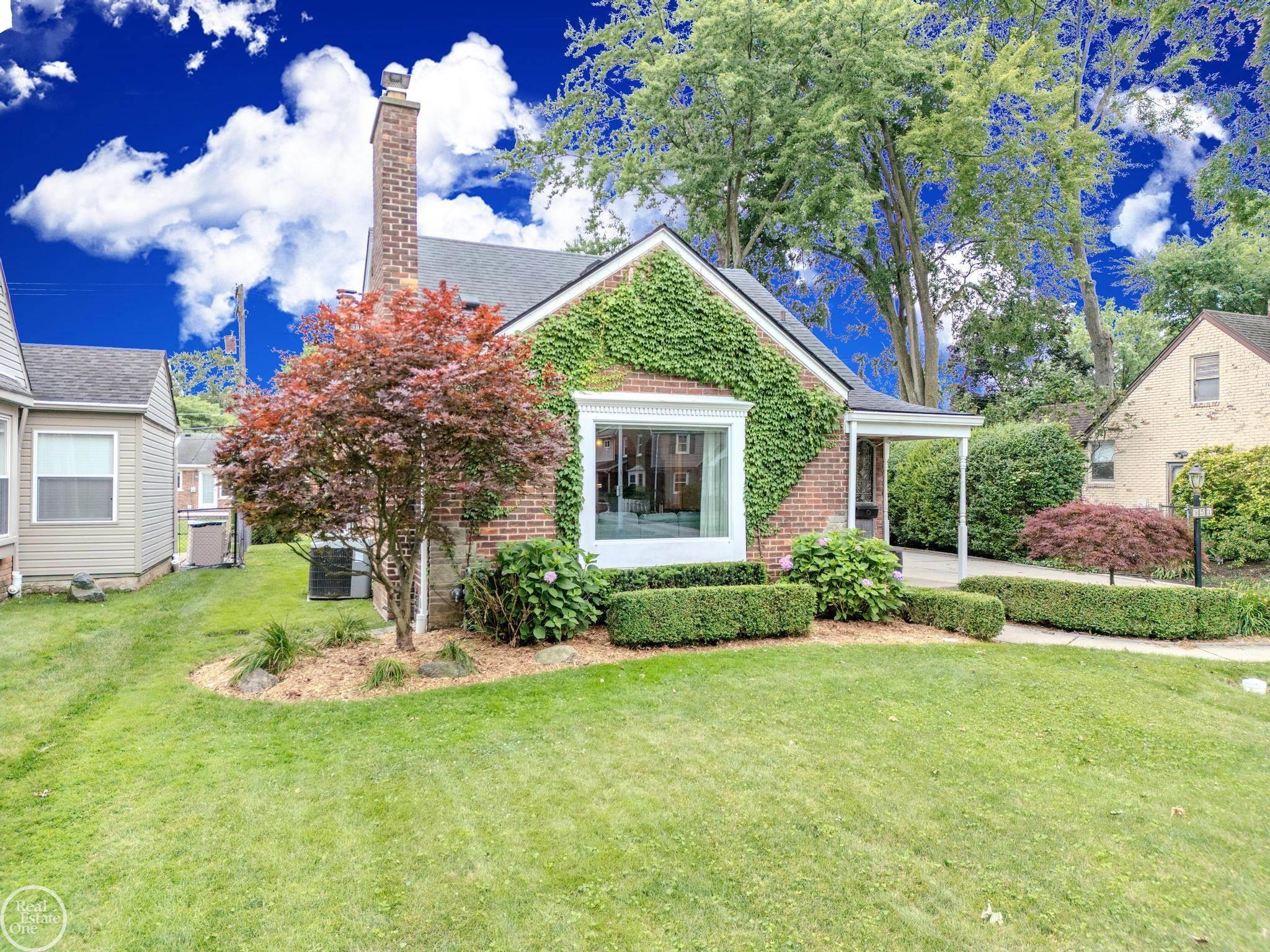 951 Hampton Road Grosse Pointe, MI 48236 - Photo 4 of 85 50147430-5f1ac74f-501c-4b4d-85b6-a977a8392052.JPG
