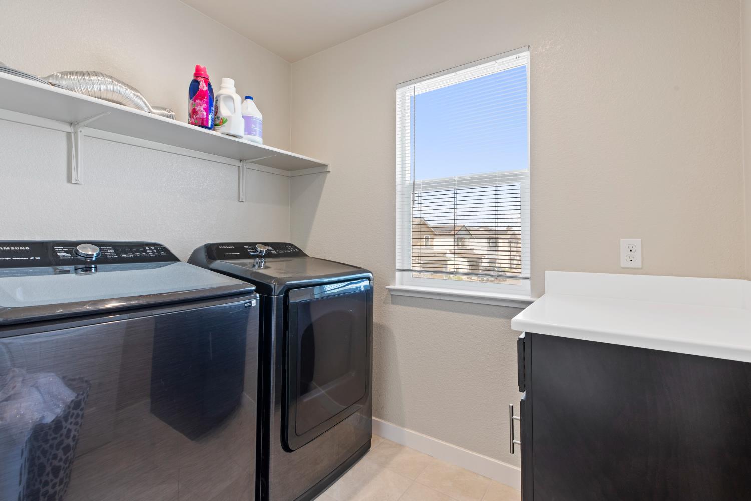 1202 Impression Street Turlock, CA 95380 - Photo 22 of 35 a utility room with dryer and washer