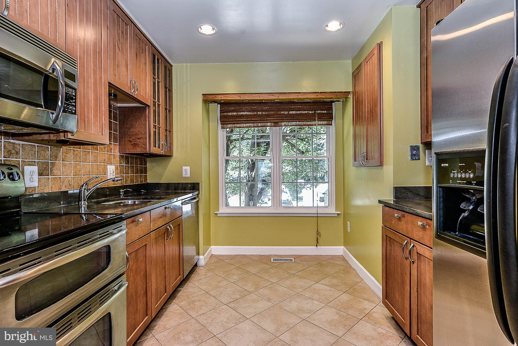 2488 Ridgehampton Court Reston, VA 20191 - Photo 4 of 30 Updated Kitchen Cabinets and SS Appliances