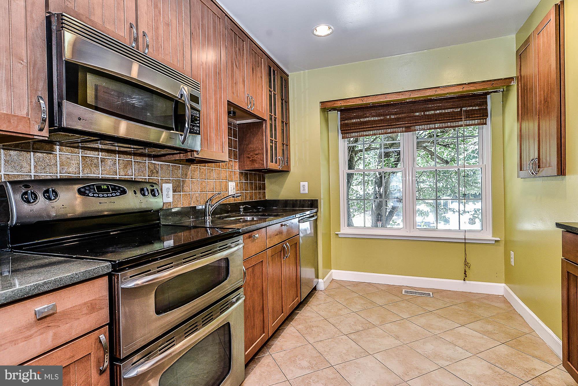 2488 Ridgehampton Court Reston, VA 20191 - Photo 5 of 30 Updated Kitchen Cabinets and SS Appliances