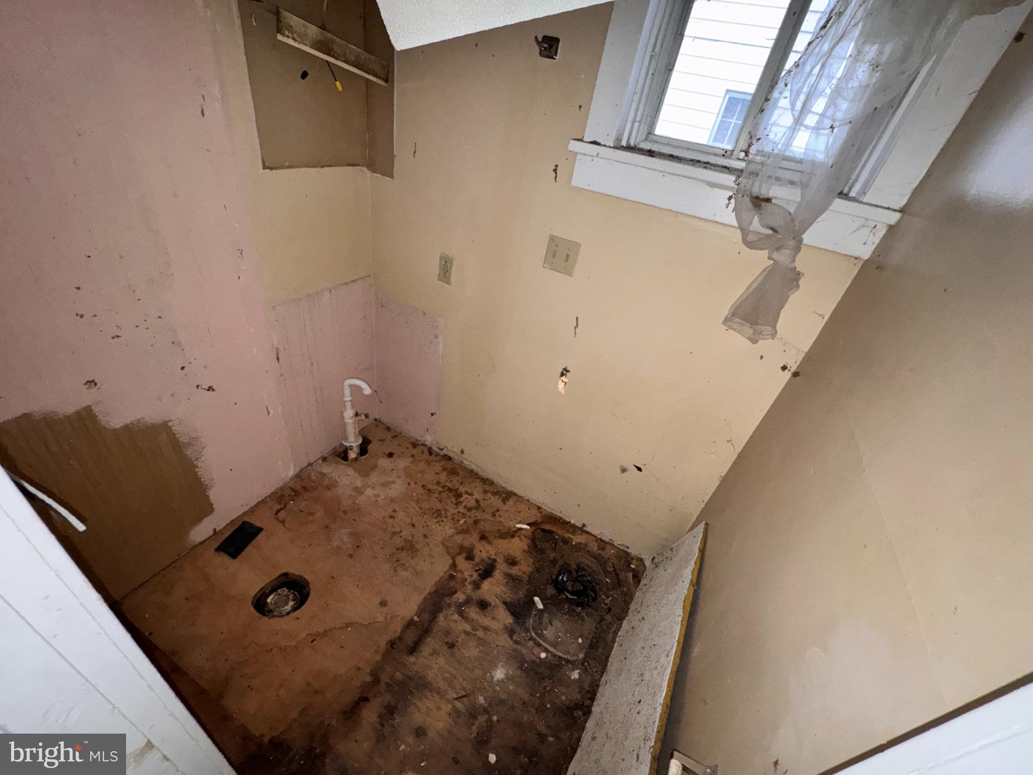52 7th Street Salem, NJ 08079 - Photo 8 of 18 bathroom on first floor