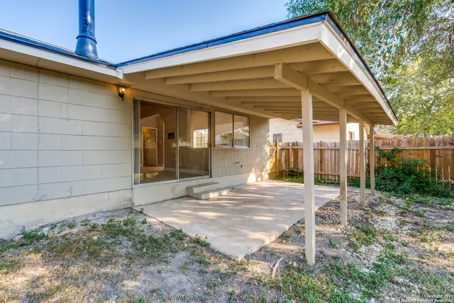 a view of a house with backyard
