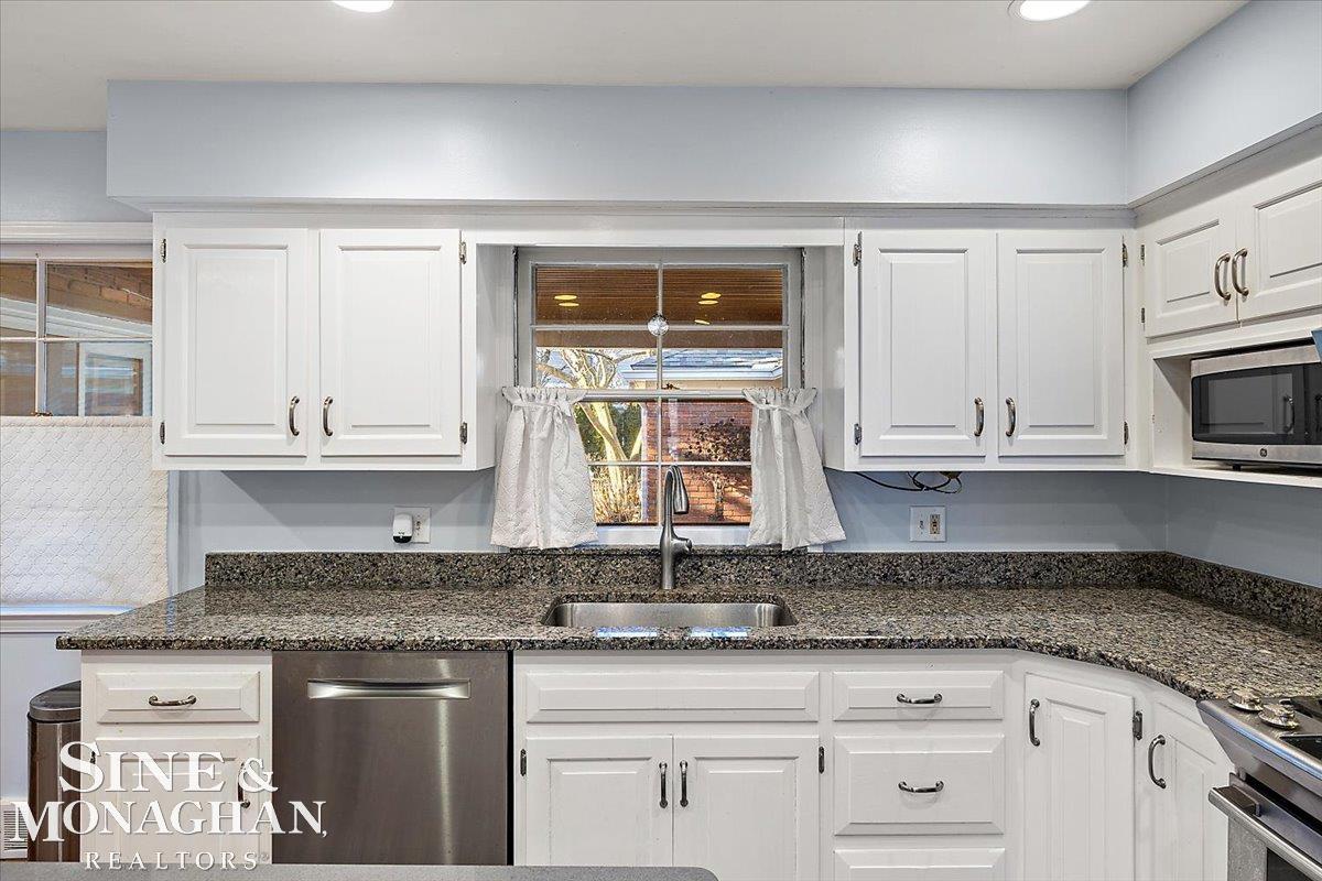 595 Thorntree Road Grosse Pointe, MI 48236 - Photo 17 of 64 50168462-568fc05c-d3f2-4348-8765-1b3ad5e5164e.JPG