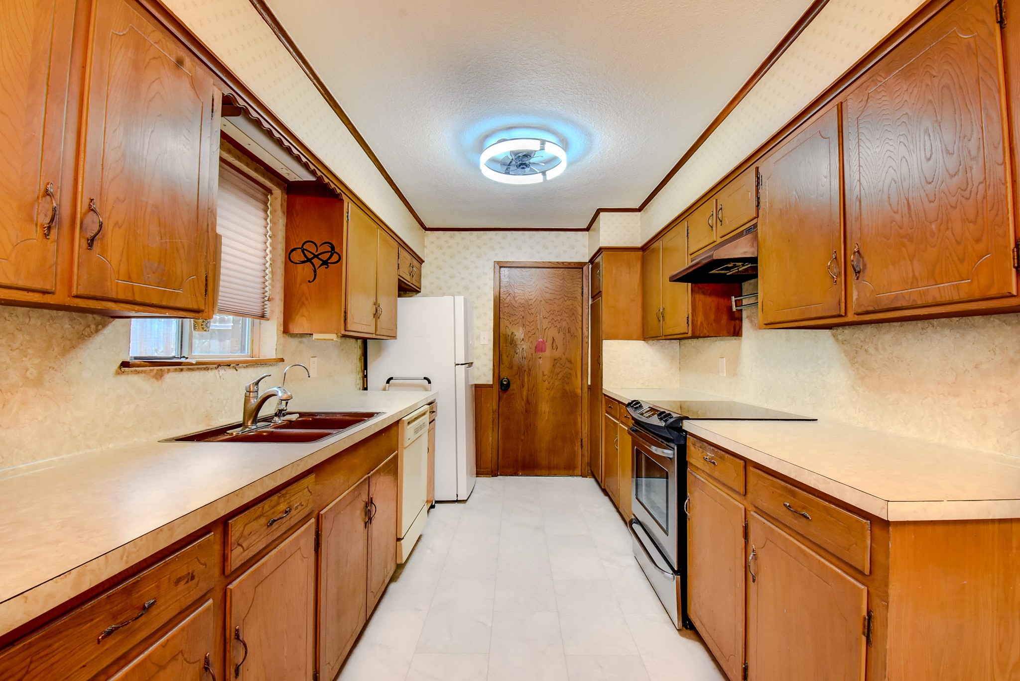 632 Northridge Street Angleton, TX 77515 - Photo 6 of 9 large kitchen