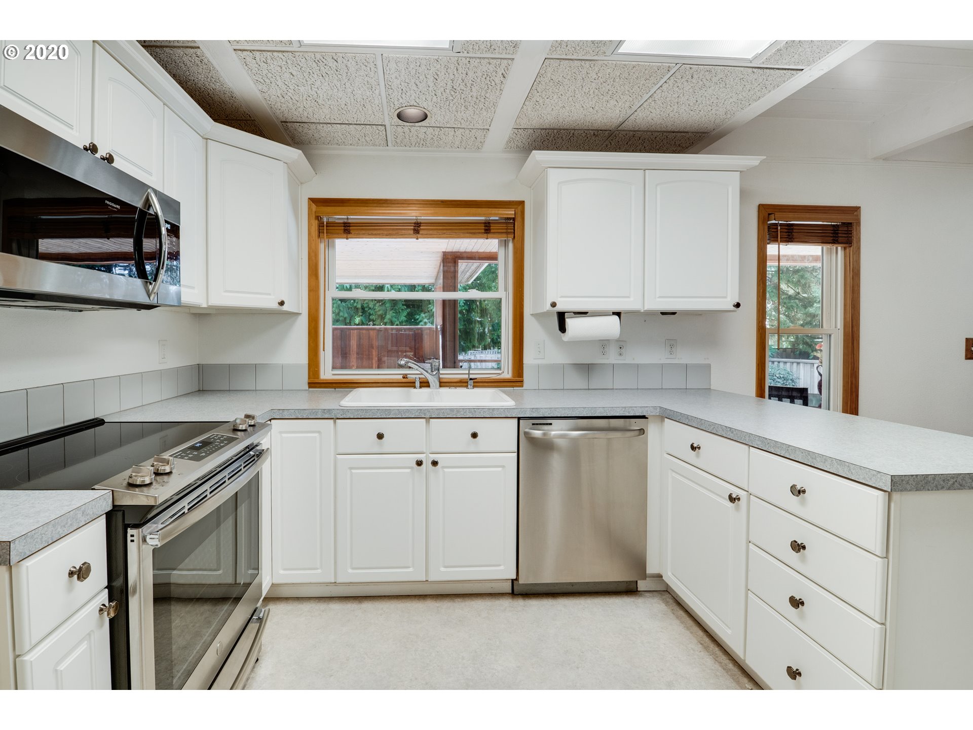 10130 Southwest Kent Place Tigard, OR 97224 - Photo 9 of 32 Gallery Image 9