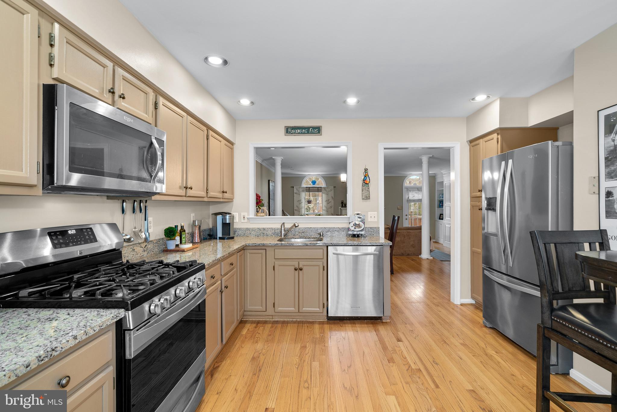 11713 Great Owl Circle Reston, VA 20194 - Photo 11 of 43 Granite CTops, SS Appliances, HWFs in Kitchen