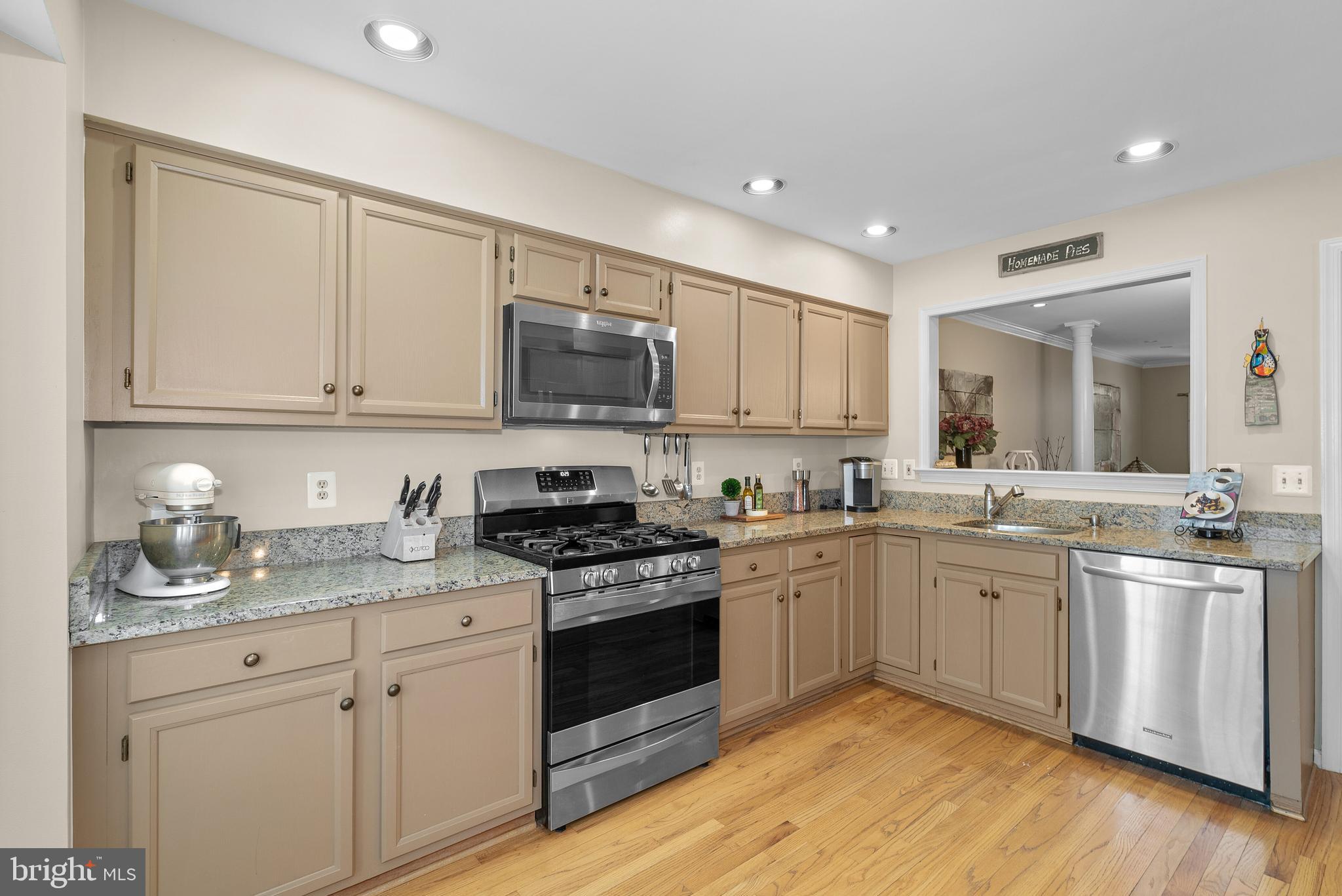 11713 Great Owl Circle Reston, VA 20194 - Photo 13 of 43 SS Appliances, Granite and HWFs in Updated Kitchen