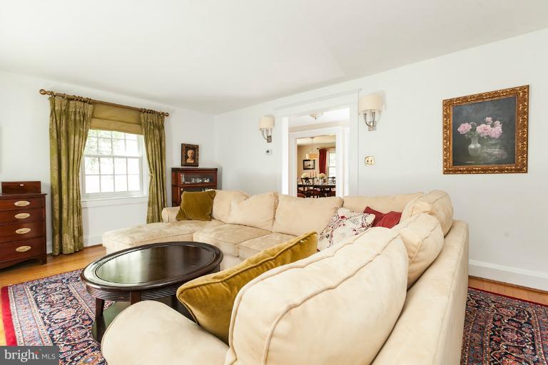 4604 Roland Avenue Baltimore, MD 21210 - Photo 23 of 30 Living Room
