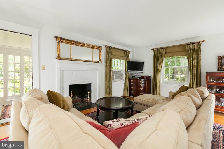 4604 Roland Avenue Baltimore, MD 21210 - Photo 10 of 30 Living Room