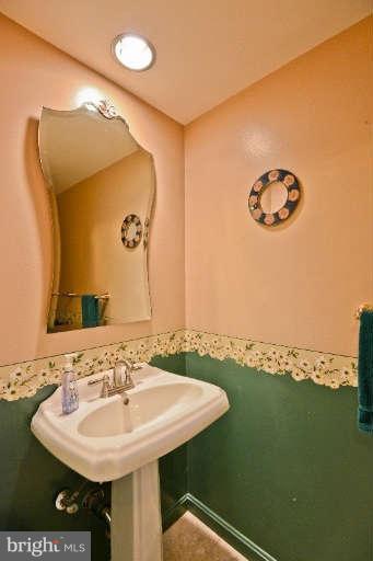 9728 Ranger Road Fairfax, VA 22030 - Photo 17 of 22 Bath