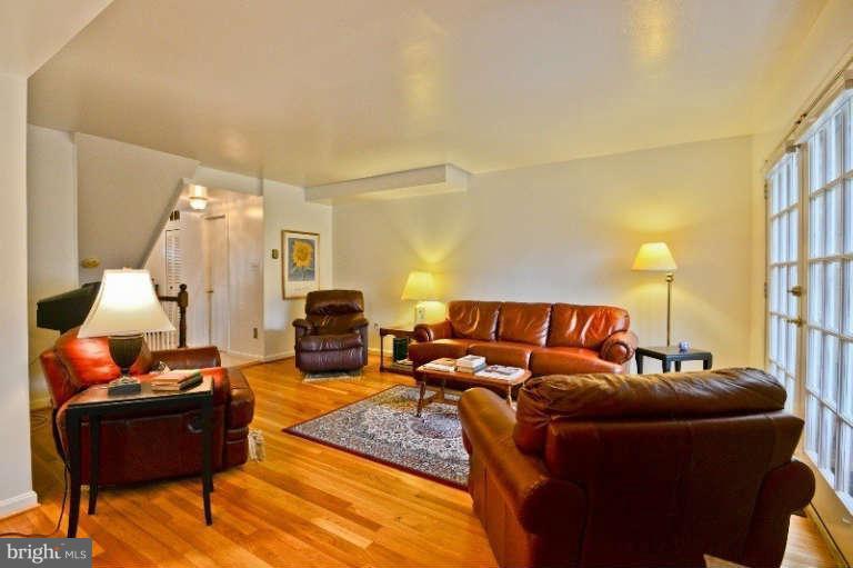 9728 Ranger Road Fairfax, VA 22030 - Photo 4 of 22 Living Room