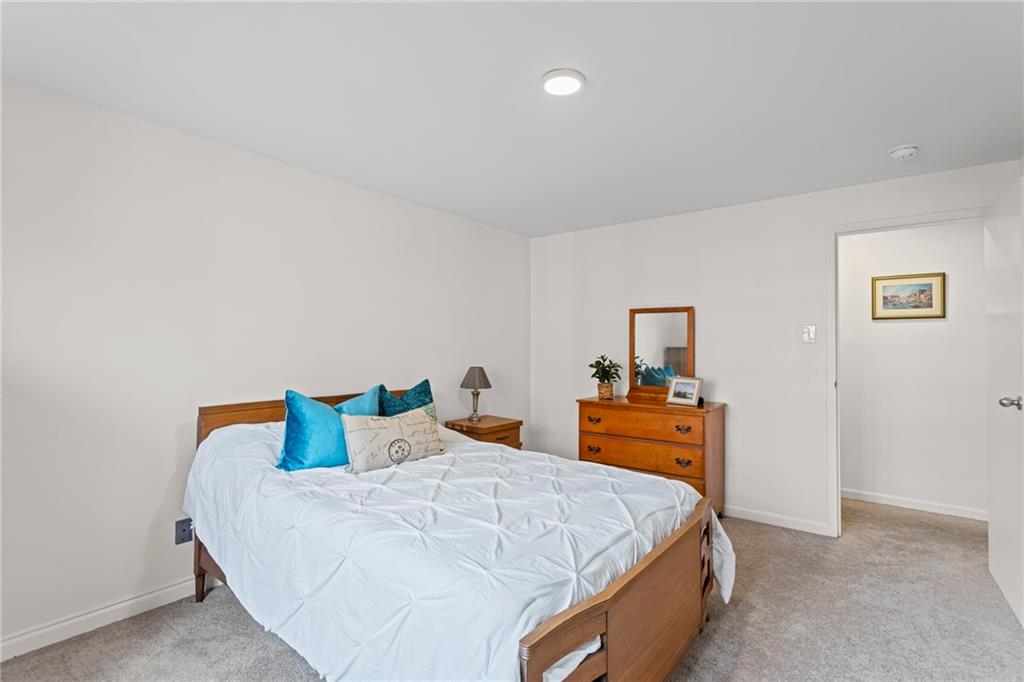 4601 Fifth Avenue, Unit 525 Pittsburgh, PA 15213 - Photo 16 of 35 a bedroom with a bed and window