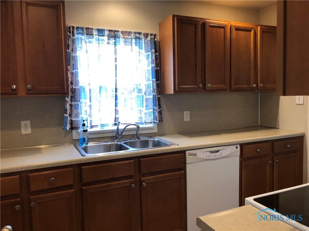 1027 Metcalf Road Toledo, OH 43615 - Photo 11 of 41 Plenty of counter space