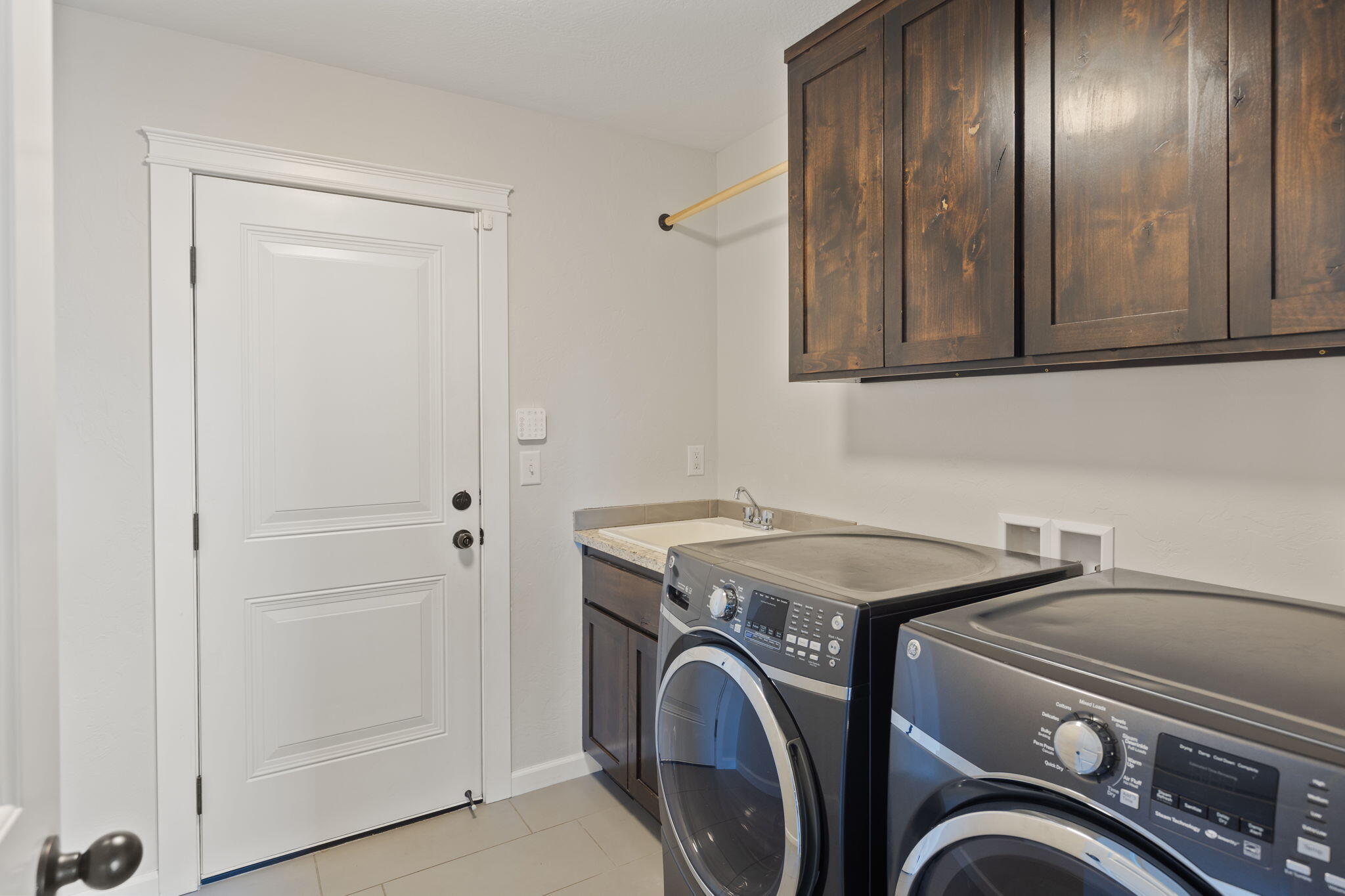 110 Linton Way Eagle Point, OR 97524 - Photo 24 of 41 a utility room with dryer and washer