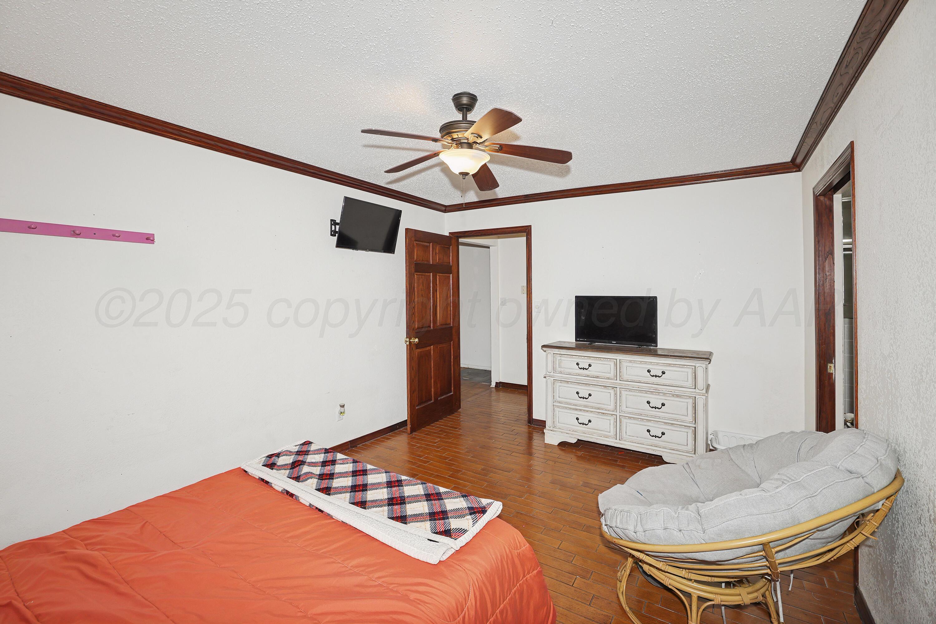 13901 Tangle Aire Point Amarillo, TX 79118 - Photo 29 of 55 a living room with furniture and a flat screen tv