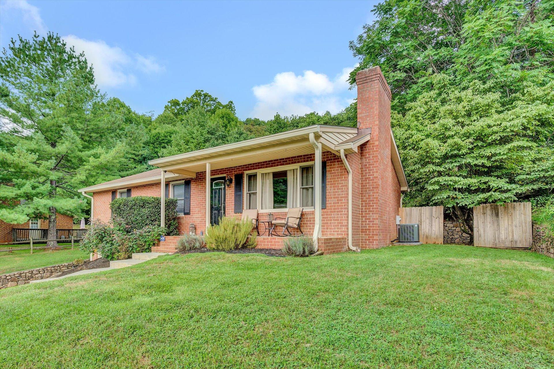 5937 Brahma Road Roanoke, VA 24018 - Photo 2 of 29 02-082020210072