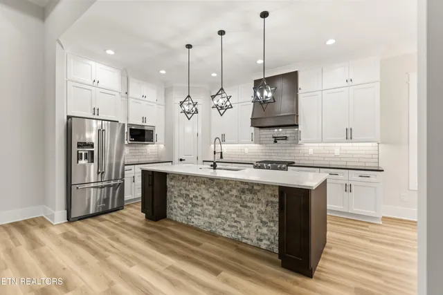 $799,900 | 171 Tsuhdatsi Way, Loudon, TN 37774