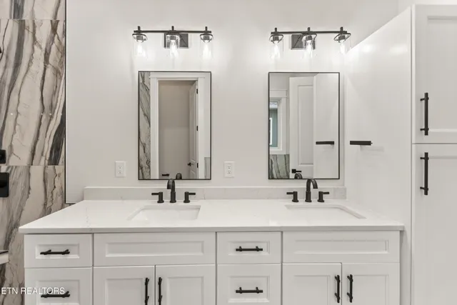 $799,900 | 171 Tsuhdatsi Way, Loudon, TN 37774