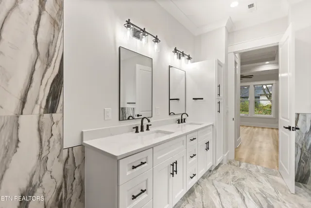 $799,900 | 171 Tsuhdatsi Way, Loudon, TN 37774