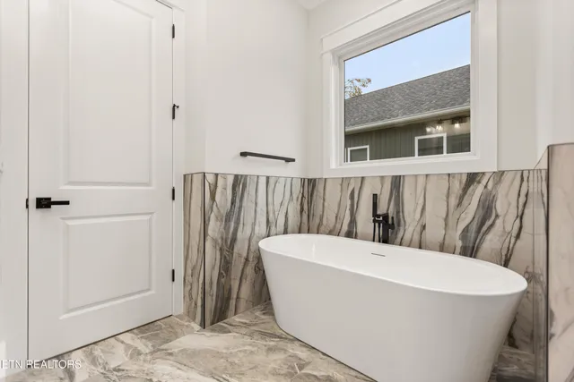 $799,900 | 171 Tsuhdatsi Way, Loudon, TN 37774