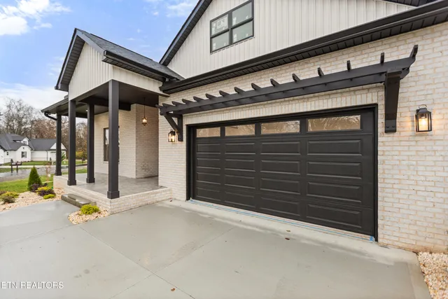 $799,900 | 171 Tsuhdatsi Way, Loudon, TN 37774