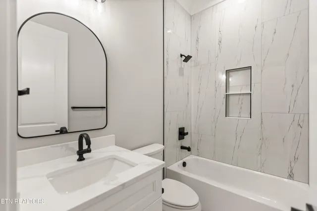 $799,900 | 171 Tsuhdatsi Way, Loudon, TN 37774