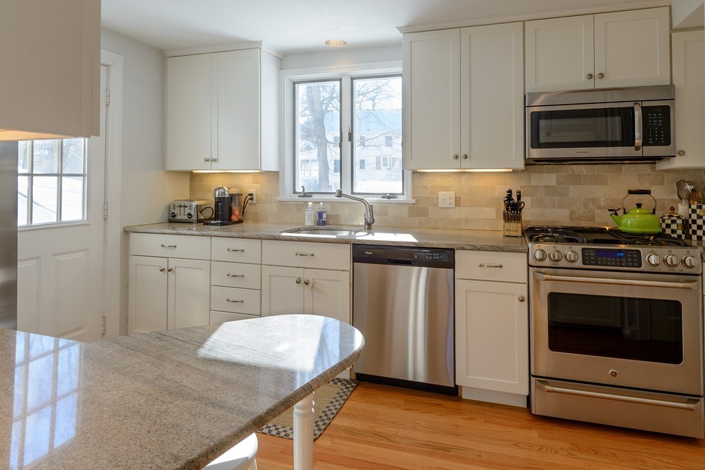 8 Earle Road Wellesley, MA 02481 - Photo 4 of 16