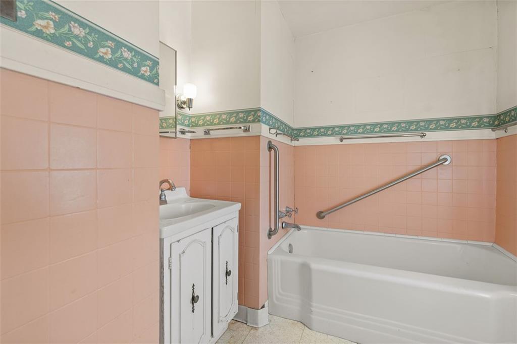 1645 Charlton Heights Road Coraopolis, PA 15108 - Photo 21 of 49 a bathroom with a mirror and a bathtub