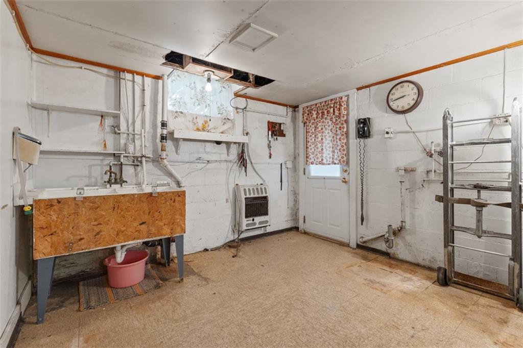 1645 Charlton Heights Road Coraopolis, PA 15108 - Photo 25 of 49 a room with musical instruments