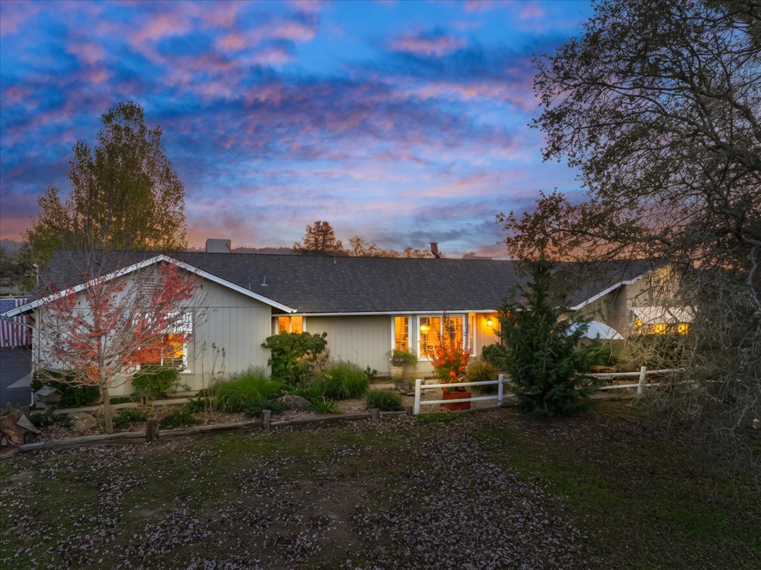 32583 River Knolls Road Coarsegold, CA 93614 - Photo 4 of 63 a backyard of a house with lots of green space