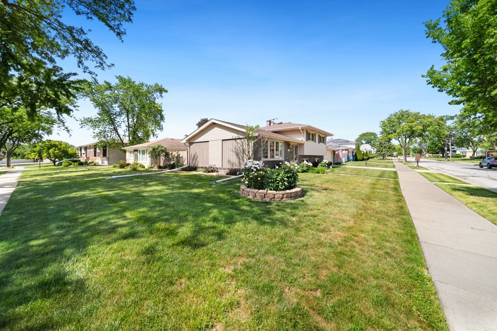 365 West Myrick Avenue Addison, IL 60101 - Photo 3 of 49 a view of a house with a big yard